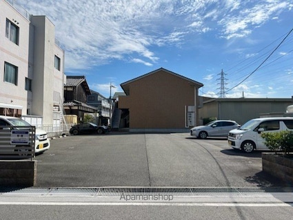 エスティアール１６　Ⅰ・Ⅱ[1K/30.39m2]の駐車場2