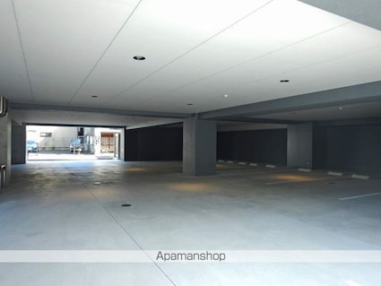 Ｋ－クレスト西新町[1K/33m2]の駐車場1