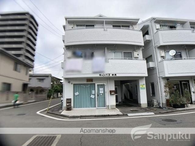 キャンパス中央の外観写真