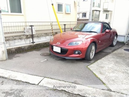 香川県坂出市久米町２丁目[1K/28.02m2]の駐車場2