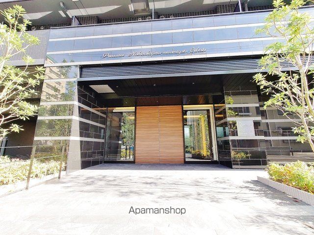 PRESSANCE西中島南方CELLESTの玄関写真