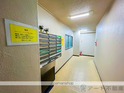 パラダイスビル[1R/18.15m2]のエントランス3