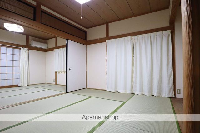名張市 2階建 築31年の内装写真