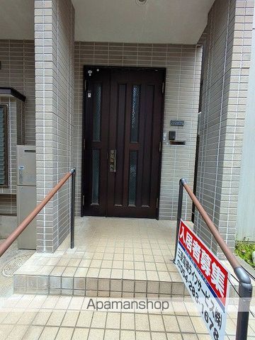 静岡市葵区 3階建 築32年の玄関写真