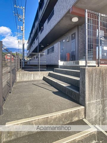 富士宮市 3階建 築24年の玄関写真