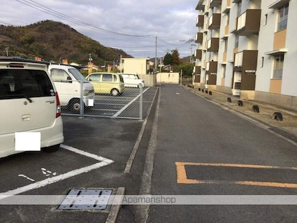 ヴィラナリー瀬戸田１号棟[2DK/38.46m2]の駐車場