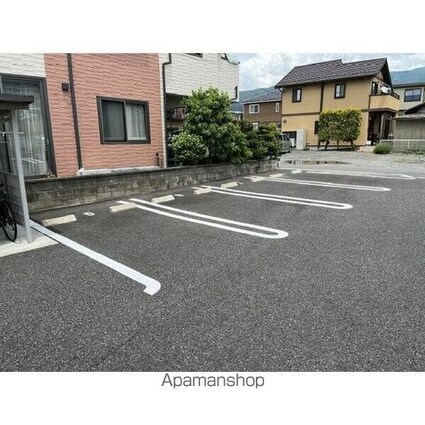 メゾン・イオ[1LDK/46.8m2]の駐車場