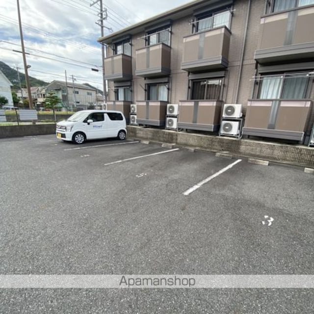 グランシャリオ[1K/26.27m2]の駐車場