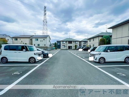 リヴェール西山　Ｃ棟[2LDK/52.54m2]の駐車場1