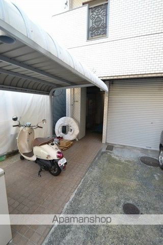 沖ビルの玄関写真