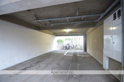 ウイング上安（旧ロイヤル上安）[1K/21m2]の駐車場