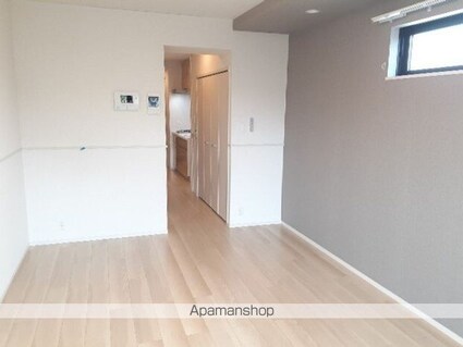 ローレルＥａｓｔ[1K/31.21m2]の玄関