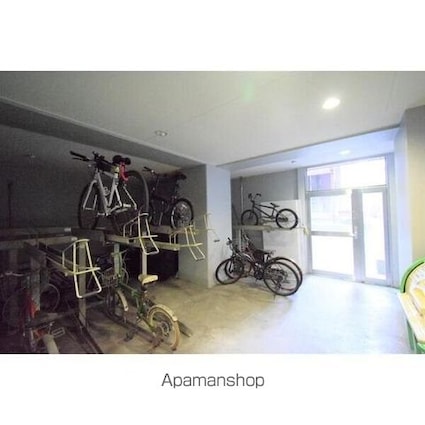 シャンブリーズ三越前[1R/25.28m2]の駐車場