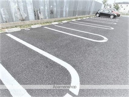 イセソラージュＢ[1LDK/54.16m2]の駐車場3