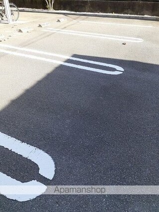 カーサ　アルベロディピノＢ[1K/34.15m2]の駐車場2