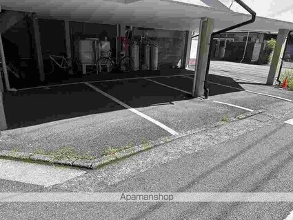 八反町ウイング[1K/26.4m2]の駐車場1