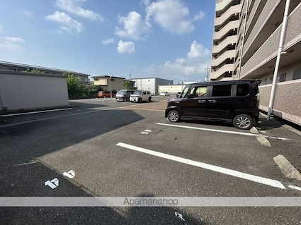 滋賀県東近江市東沖野１丁目[2LDK/47.58m2]の駐車場2