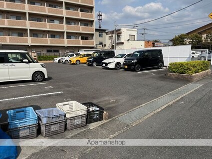ロイヤルガーデン弐番館[1DK/31m2]の駐車場2