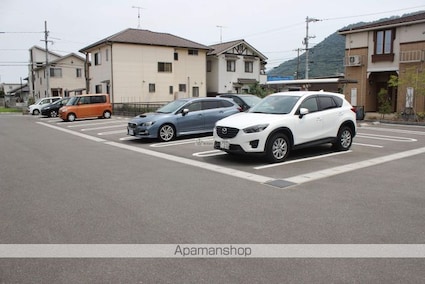 フィールド・サンＣ[1K/32.94m2]の駐車場2