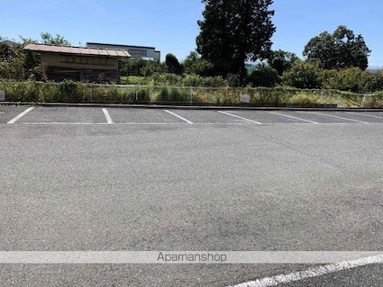 レオパレス中央西[1K/23.61m2]の駐車場