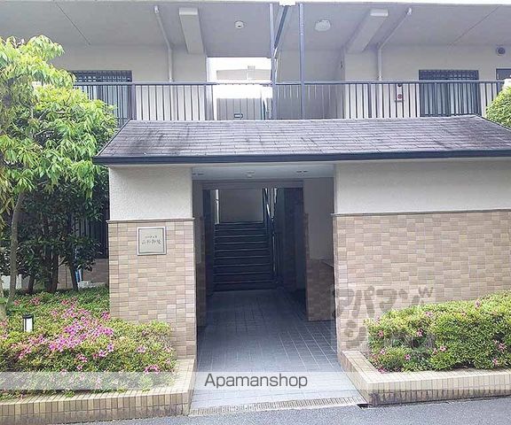 ハーティス山科御陵A棟の玄関写真