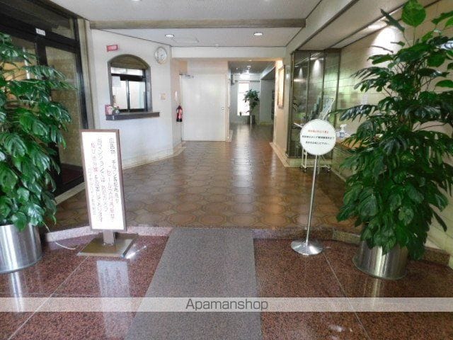ロイヤルハイツ新大阪の玄関写真