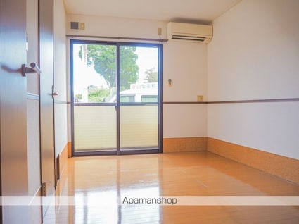 ＬＯＴＵＳ　ＣＯＵＲＴ[2K/32.8m2]のリビング・居間