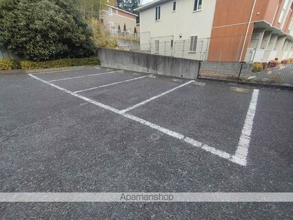 レオパレスカルム石川[1K/19.87m2]の駐車場