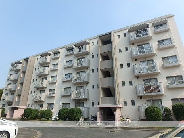野間台住宅8棟の玄関写真