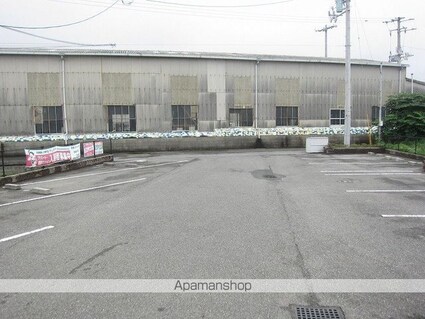 イーストリバー[1K/29.75m2]の駐車場