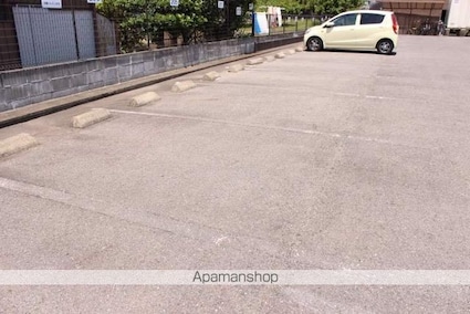 ゴールデンハイツ[1K/20.85m2]の駐車場2