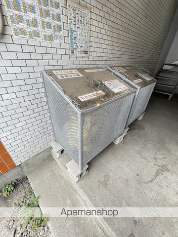 ドミ24軒の玄関写真