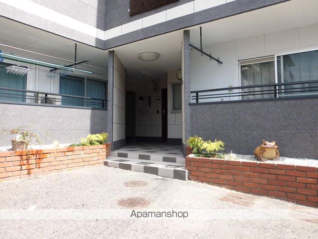 山本マンションの玄関写真