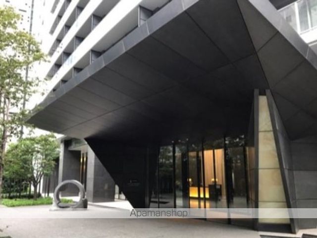 コンフォリア新宿イーストサイドタワーの玄関写真