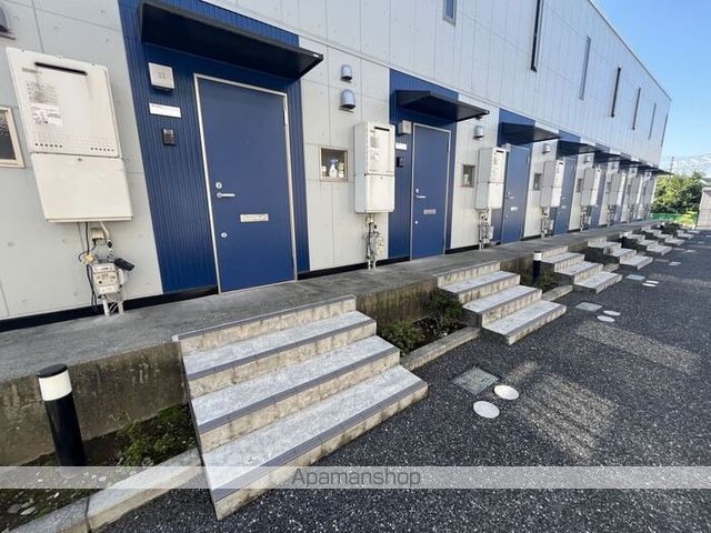 サージ Aの玄関写真