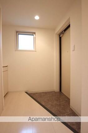 ルネスロマネガーデン[1R/32.2m2]の玄関