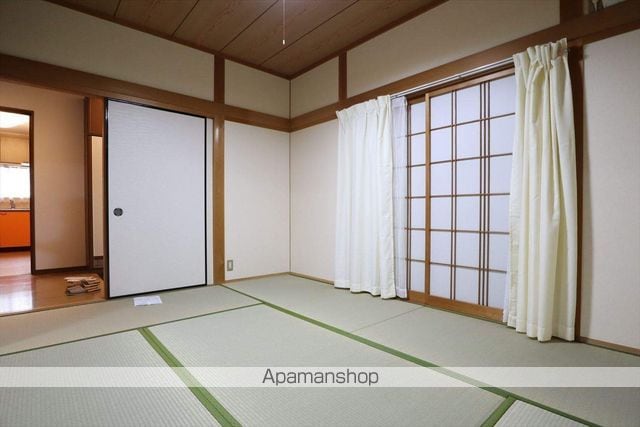 名張市 2階建 築31年の内装写真