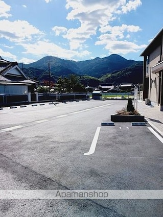 メゾン・モンタン[1LDK/36.29m2]の駐車場