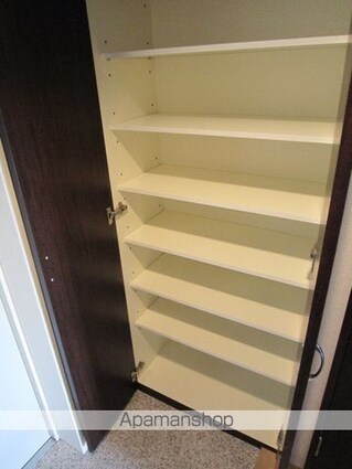 ヴィアーレ八幡三丁目[1R/31.07m2]の玄関