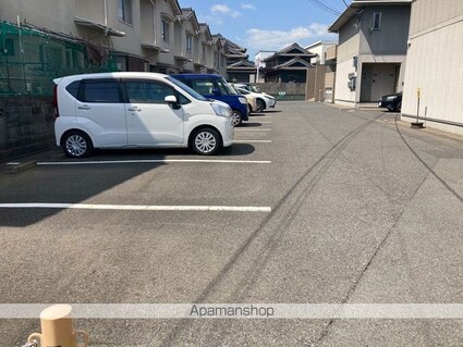 ａｐａｒｔｍｅｎｔ　ＩＮ　ＥＡＳＴ[1K/26m2]の駐車場