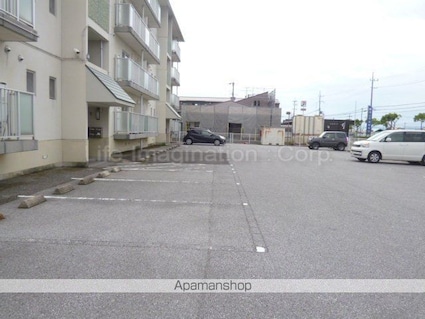 ハイエスト松栄２号館[3DK/74.7m2]の駐車場2
