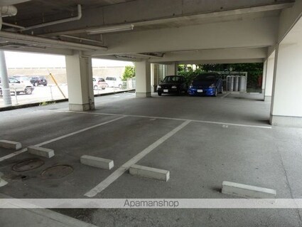 ヴィラージュ葛島[1R/22.9m2]の駐車場