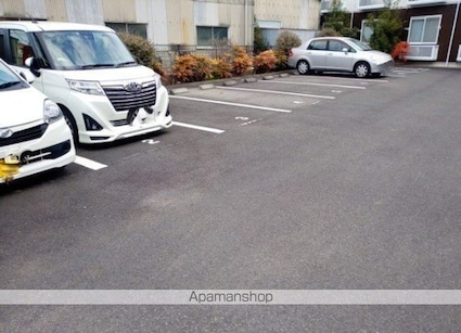 レオパレス１０ハウス[1K/26.08m2]の駐車場