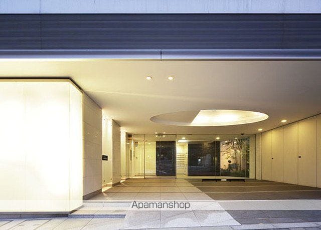 コンフォリア西新宿の玄関写真