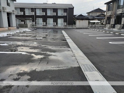 コンフォール・アイリス[1R/36.41m2]の駐車場