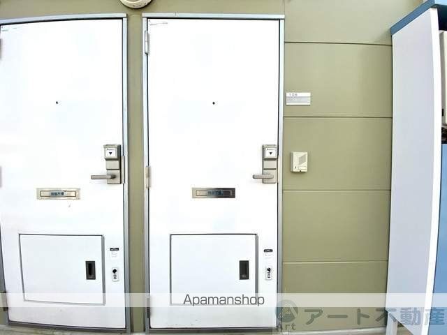 レオパレスユアーズIIIの玄関写真