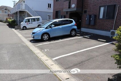 ファミリア泉[2LDK/53.76m2]の駐車場