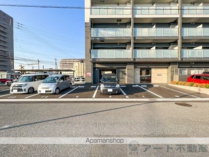 ルミナス雄郡[1K/28.96m2]の駐車場