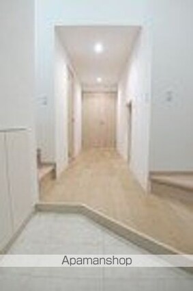 東京都新宿区河田町[1R/63.74m2]の玄関