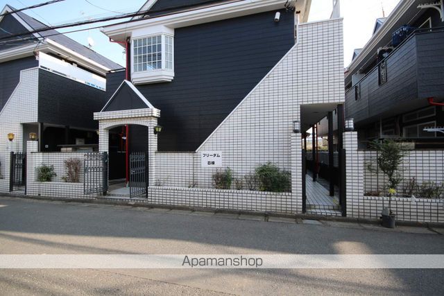 フリーダムB棟の外観写真